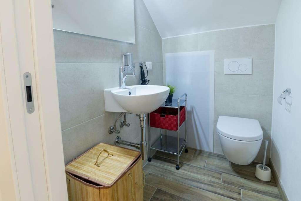 Miniloft Rosso - Mini-Loft Sanremo Centro. Wifi & Aria Condizionata Apartment Luaran gambar